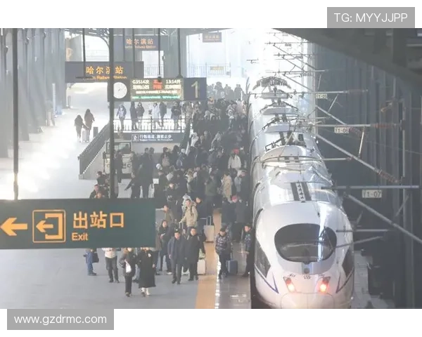 辛纳新工作亮相火车站列车检票